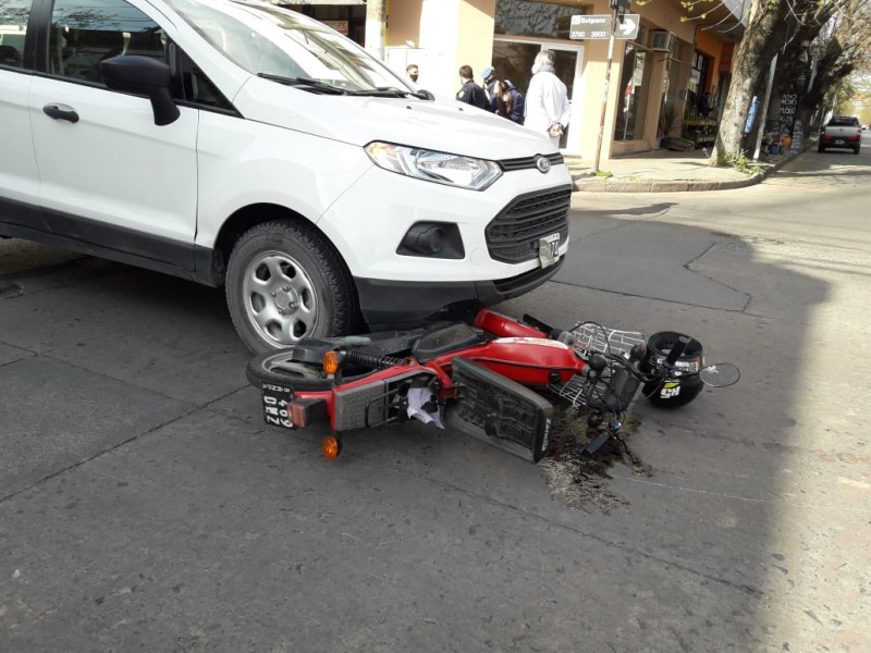 Una motociclista fue embestida por una camioneta en el Microcentro